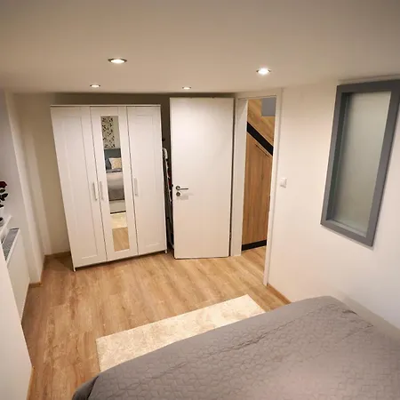 Spacious 2br Steps From Metro, Ac & Gated Parking Budapešť