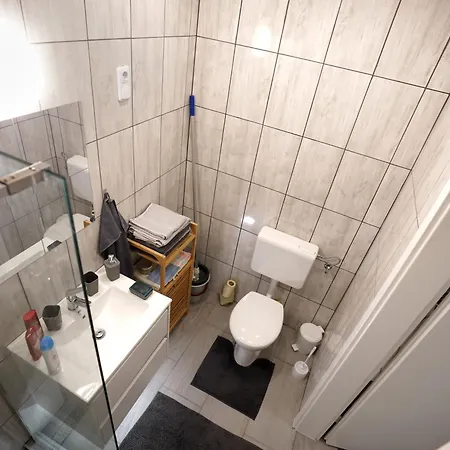 Spacious 2br Steps From Metro, Ac & Gated Parking * Budapešť