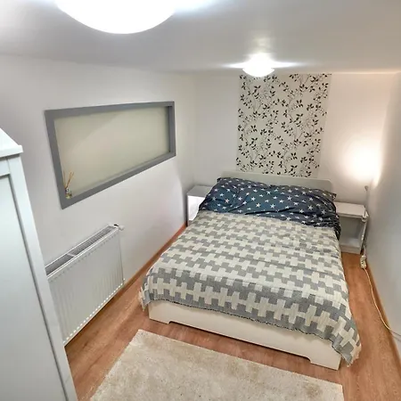 Spacious 2br Steps From Metro, Ac & Gated Parking Apartmán